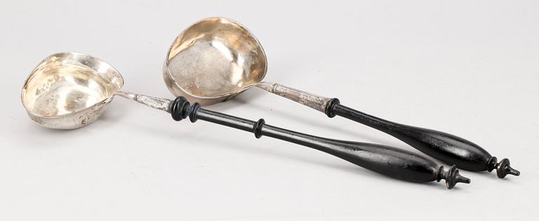 SOPPSLEVAR, 2 st, silver, varav den ena tillverkad 1920. 1800/1900-tal.