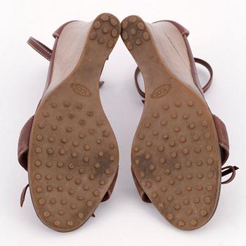 TOD´S, a pair of brown leather wedge sandals. Size 37.
