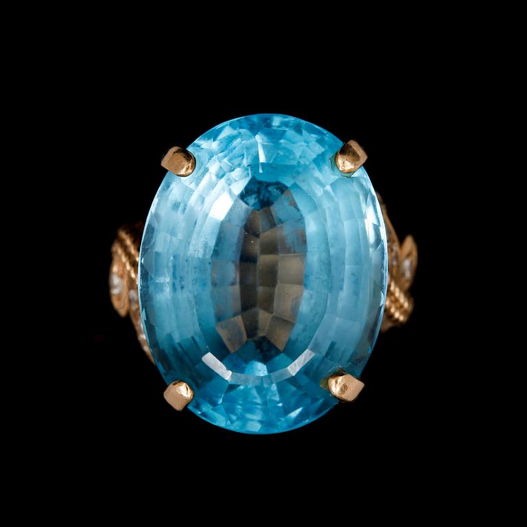 RING, 14k guld med blå topas samt mindre diamanter. Vikt tot 12,9 g.