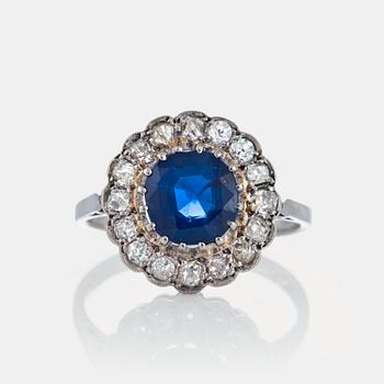 979. A platinum ring set with a faceted sapphire ca 1.90 cts and old-cut diamonds with a total weight of ca 0.50 cts.