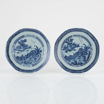 A set of six blue and white dinner plates, Qing dynasty, Qianlong (1736-95).