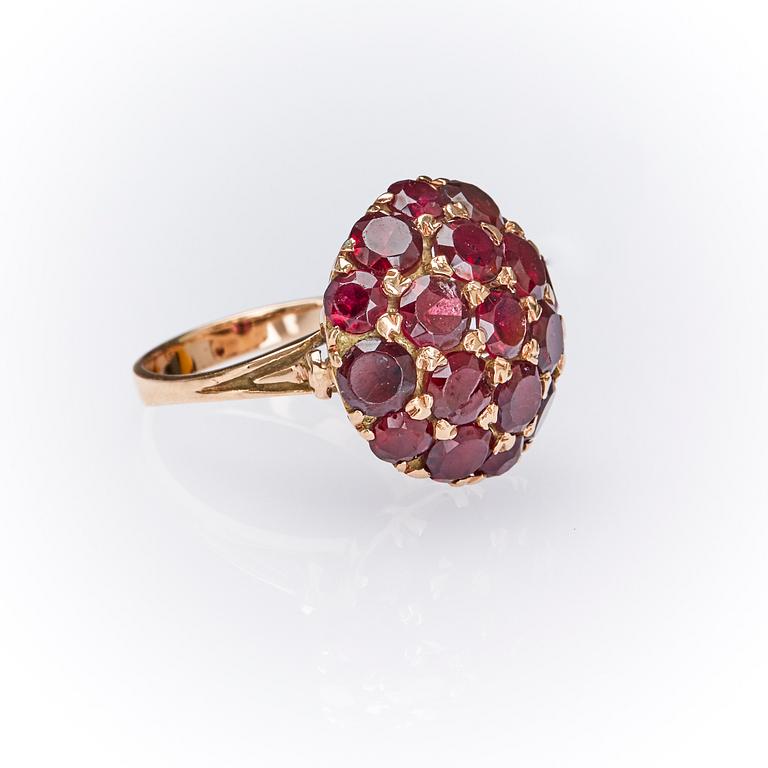 RING, 14K guld med fasettslipade granater.