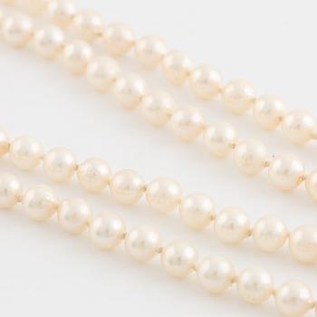 Cultured pearl necklace, clasp 18K gold with brilliant cut diamonds.