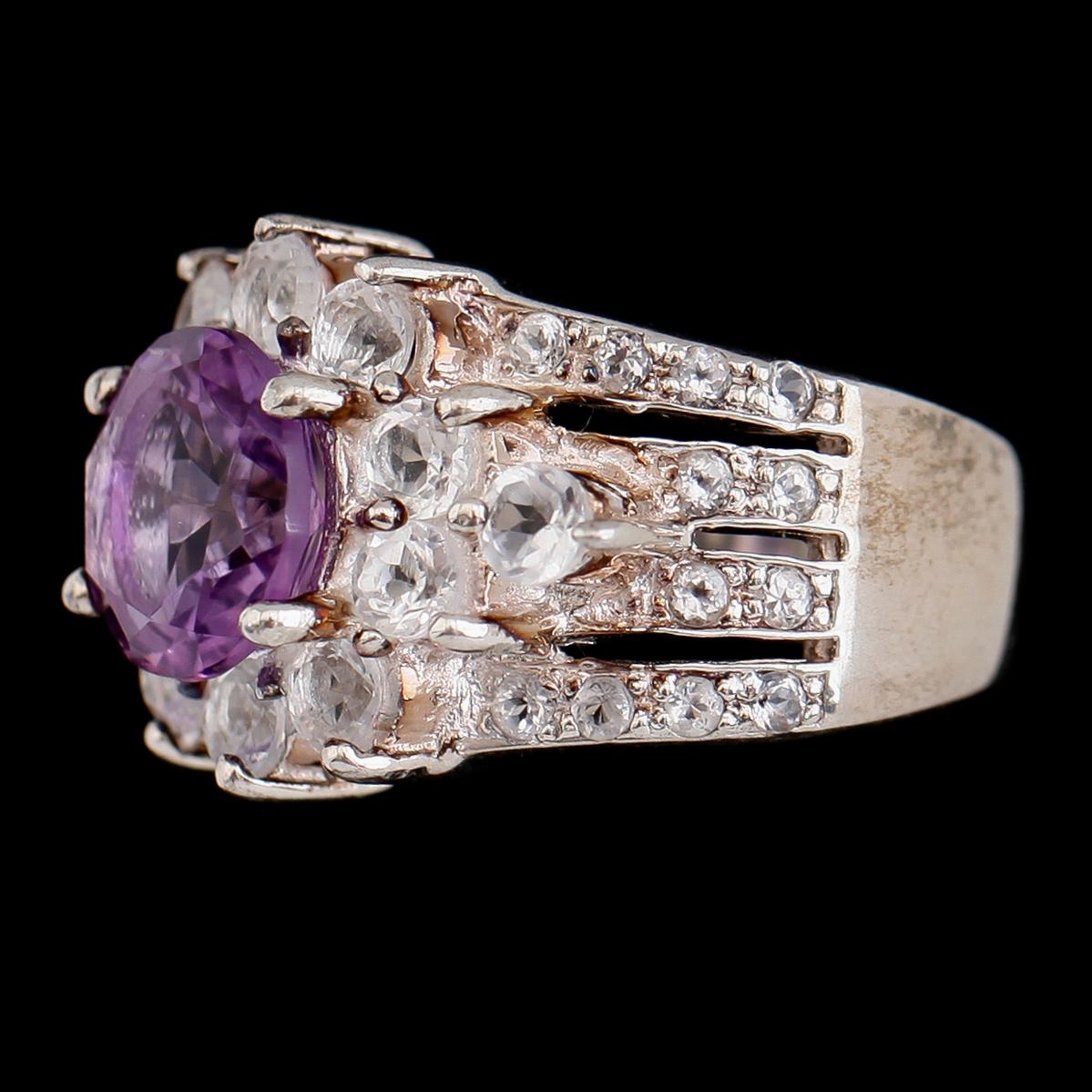 RING, sterlingsilver, ametist ca 3.50 ct, vita topaser tot ca 2.00 ct.