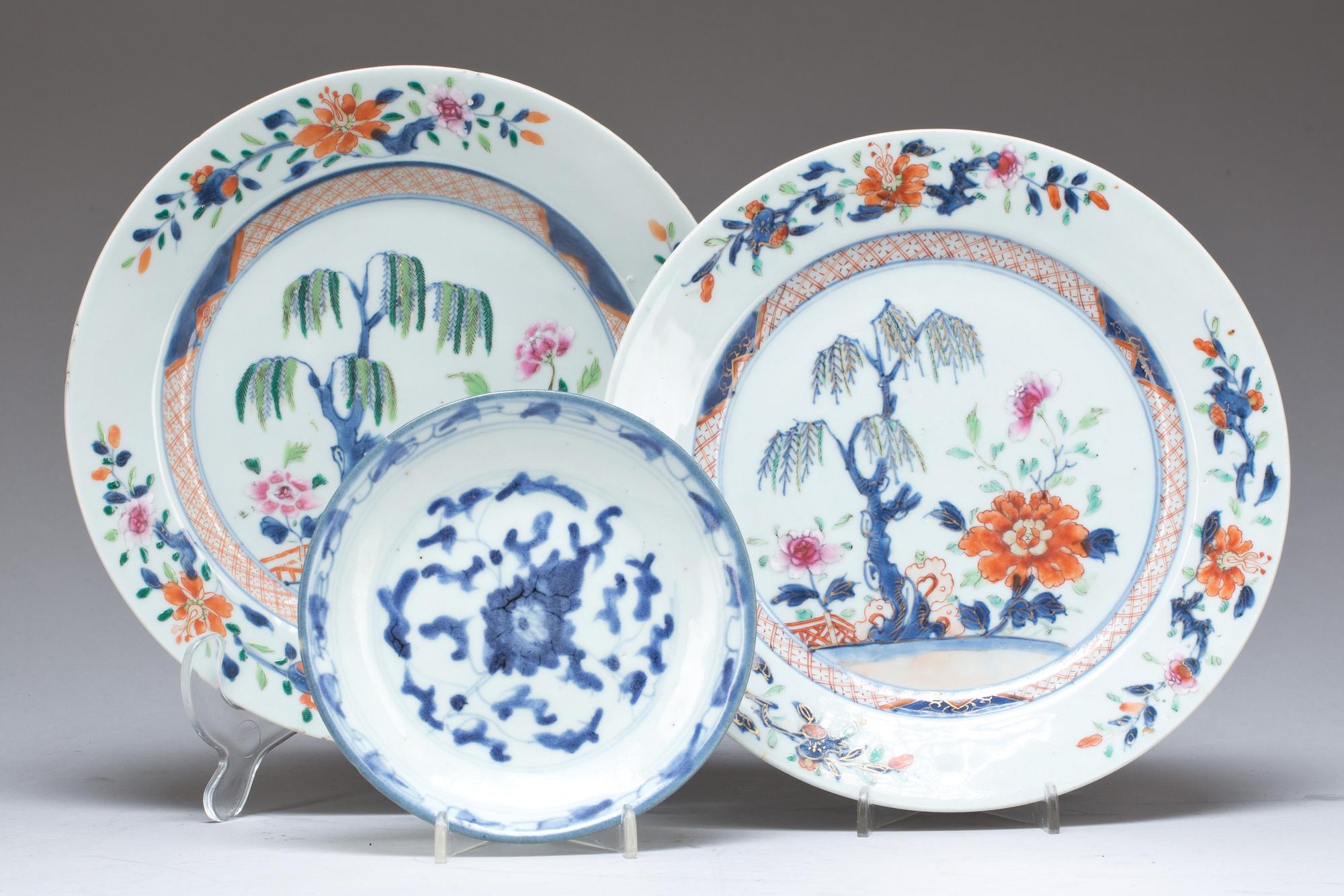 TALLRIKAR, ett par. Porslin, Kina Qianlong (1736-95). Orientaliskt fat medföljer.
