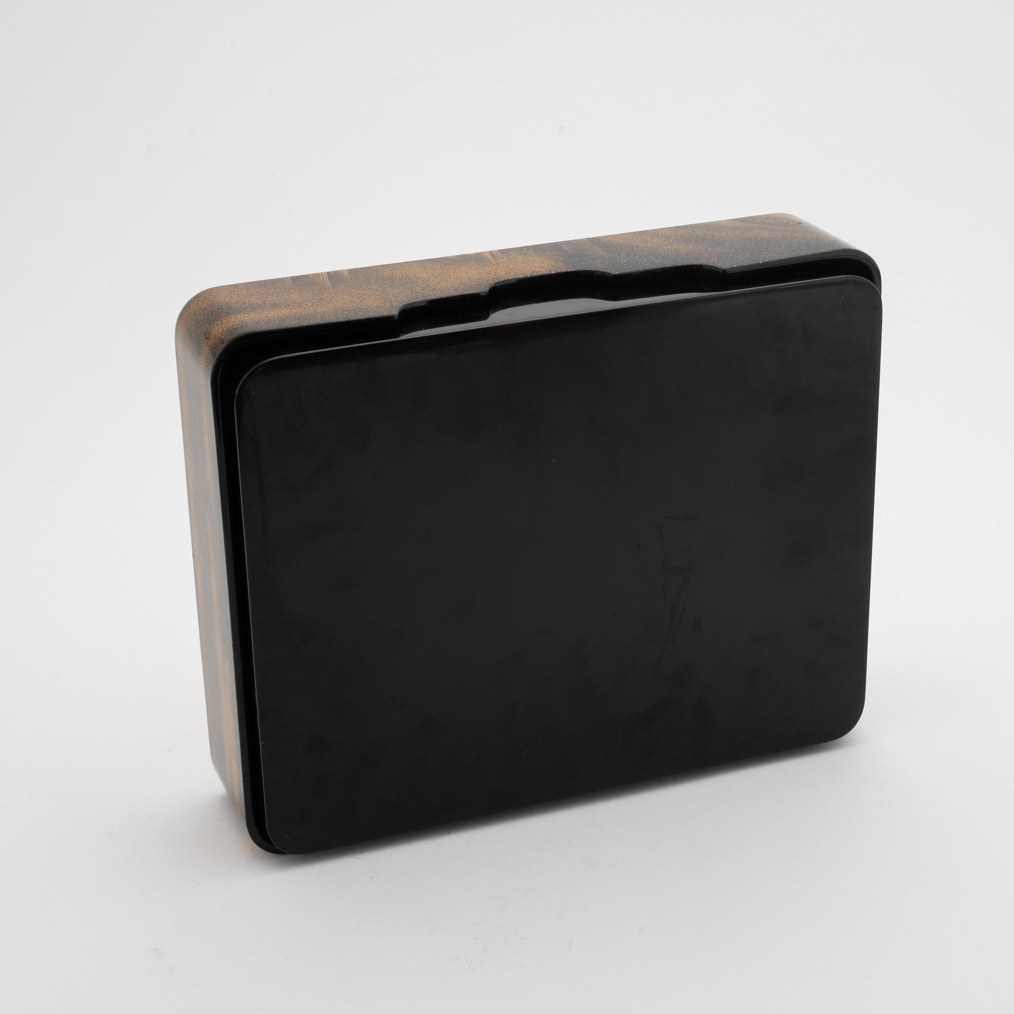 A fine Japanese laqcuer Ryoshibako paper box with cover, presumably Meiji-period, (1868-1912).
