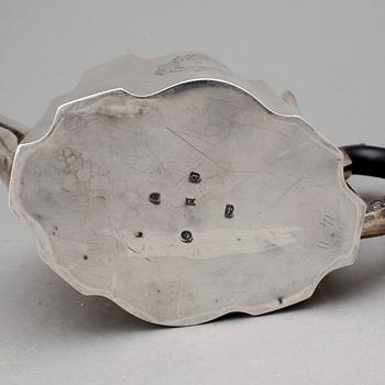 TEKANNA, silver, London 1794. Vikt ca 483 gram.