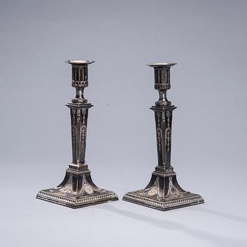 LJUSSTAKAR, ett par, försilvrad mässing, empire, 1800-talets första hälft.