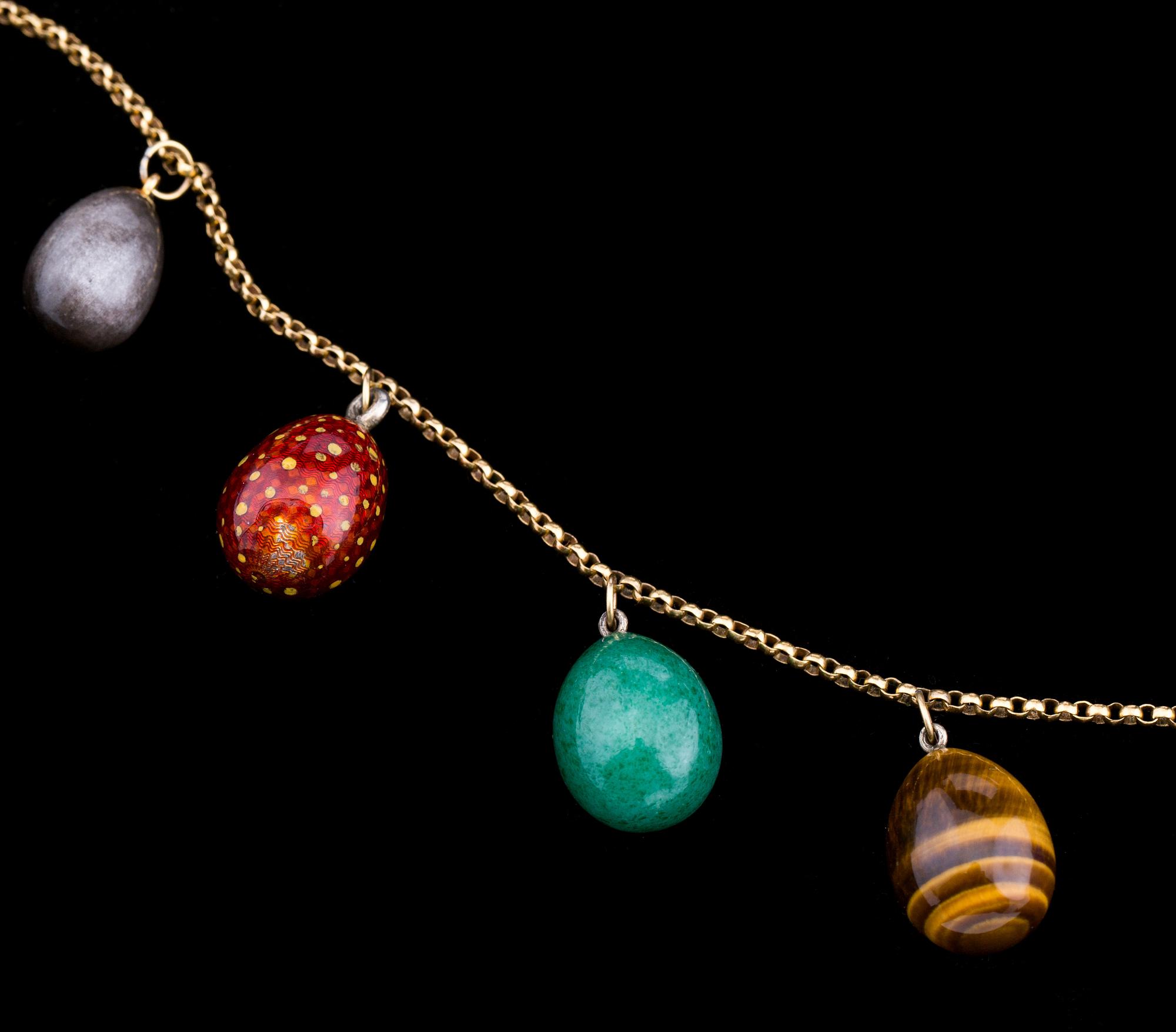HALSBAND, metall med ägg berlocker, 18 st.