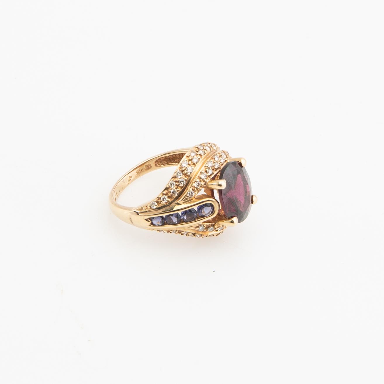 Ring, 18K gold with garnet, lavender-coloured iolites and brilliant-cut diamonds.