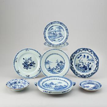 A group of Chinese blue and white porcelain, 18/19th Century. (8 pieces).