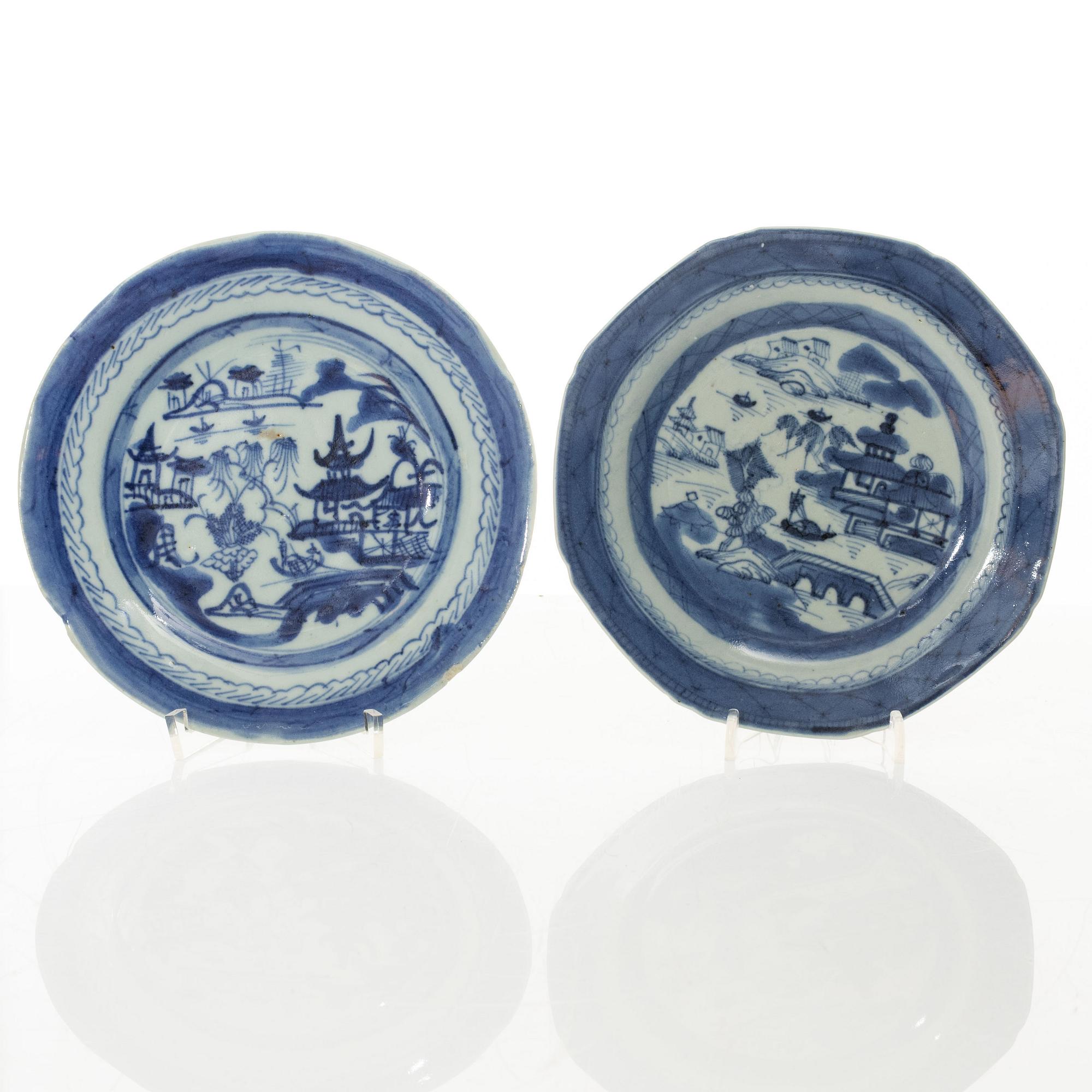 A set of thirteen Chinese blue and white porcelain dishes, Qing dynasty, 19th century.