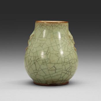1614. A ge glazed vase, Qing dynasty (1664-1912).