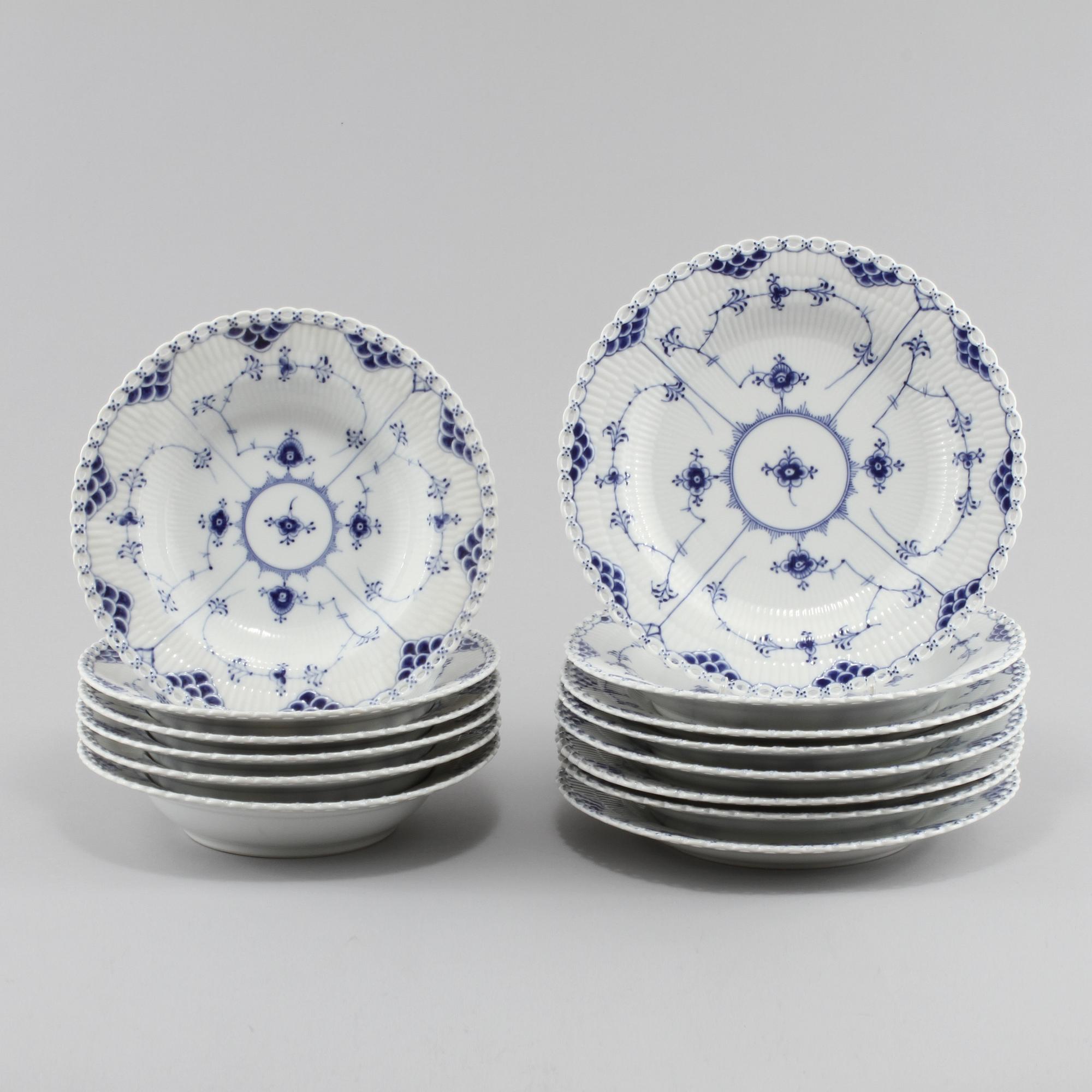 TALLRIKAR, 8 st, samt DJUPA TALLRIKAR, 6 st, porslin, "Musselmalet", Royal Copenhagen, Danmark, 1900-tal.