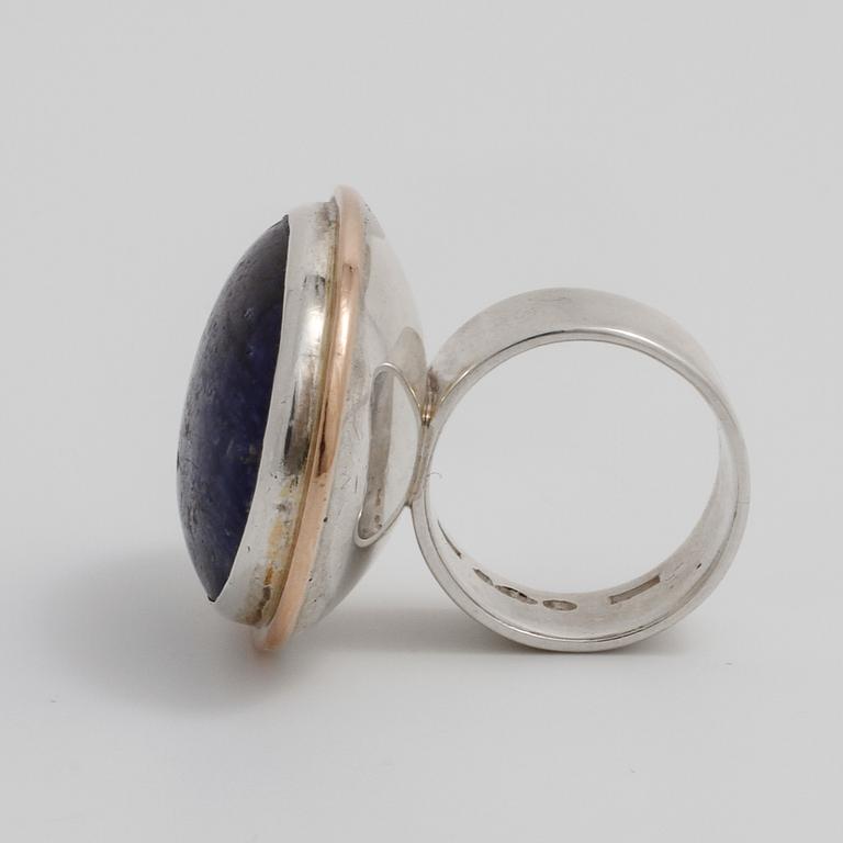 ANDERS HÖGBERG, Göteborg, 1973, ring med cabochonslipad sodalit.