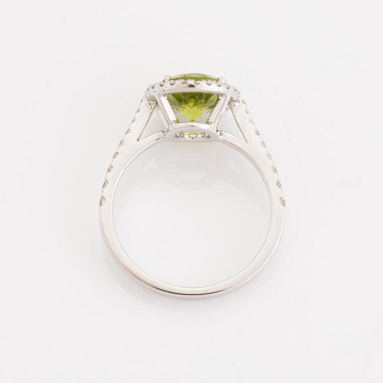 Ring med peridot och briljantslipade diamanter.