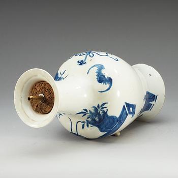 VAS, porslin. Qing dynastin, 1800-tal med hallmärke Qianlong.