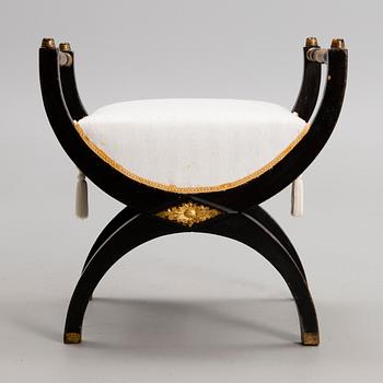 TABURETT, mahogny, troligen Ryssland, 1800-talets början.