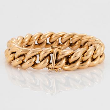 An 18K gold curb-link bracelet.