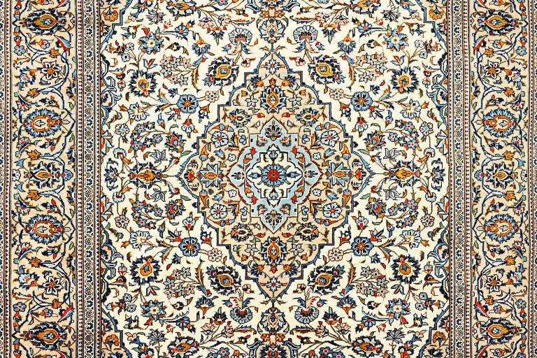 A Kashan carpet, a. 351 x 245 cm.