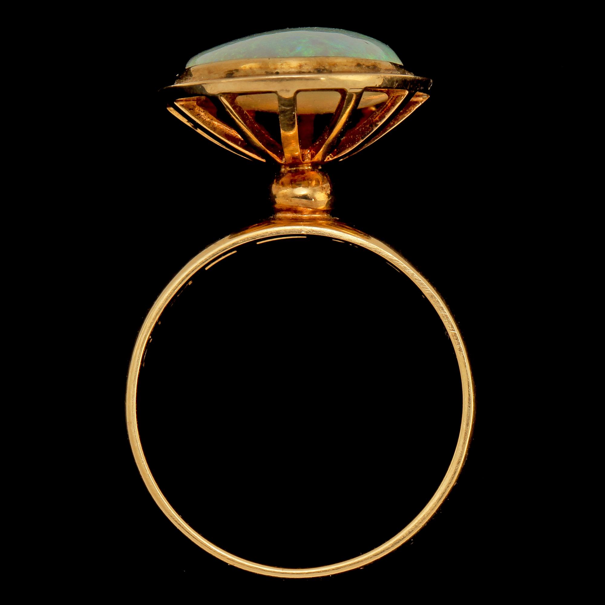 RING, 18k guld med cabochonslipad genuin vit opal, Cecilia Johansson, Göteborg, 1961. Vikt 7 g.
