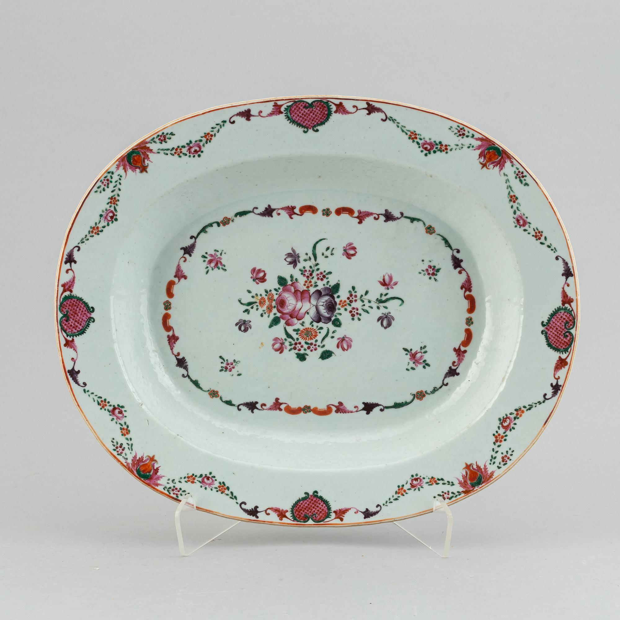 A famille rose porcelain dish, Qing dynasty, Jiaging (1796-1820).