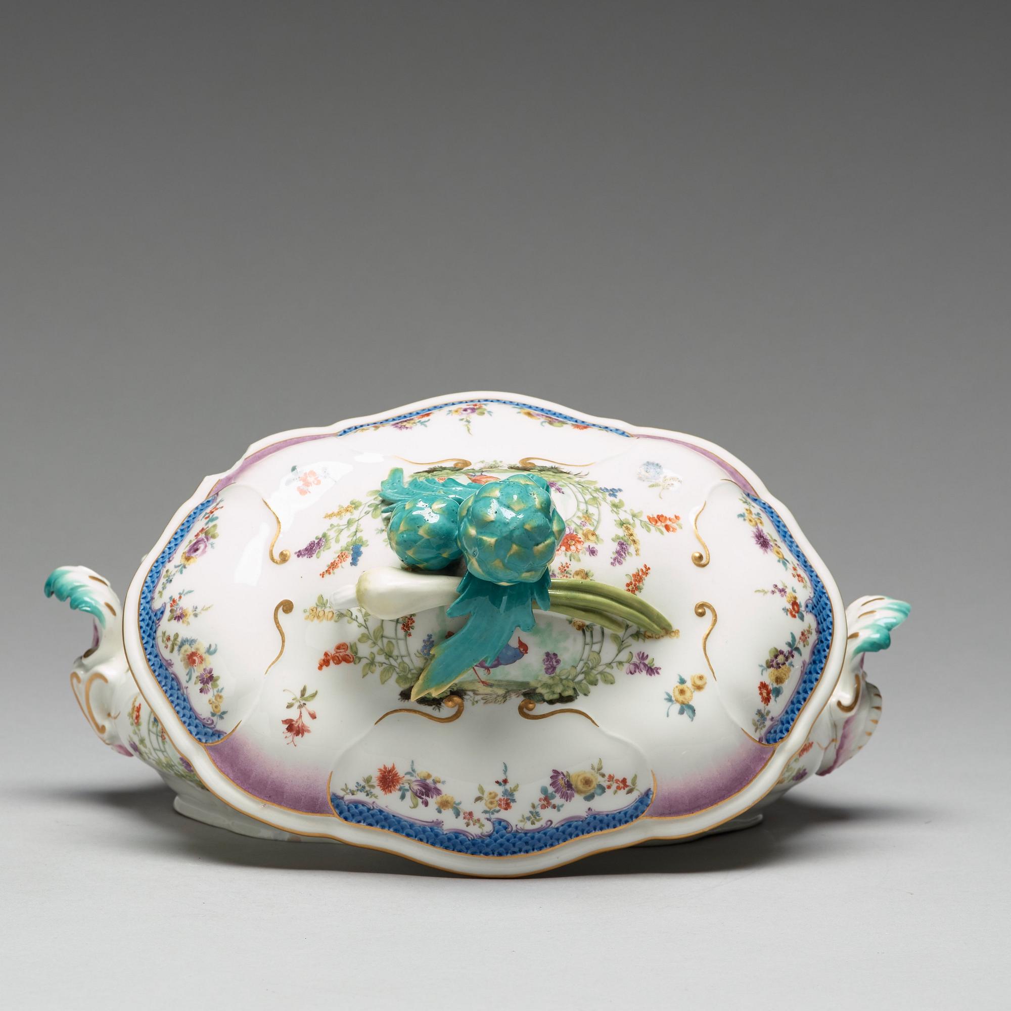 TERRIN med LOCK och FAT, porslin. Meissen, 1700-tal.