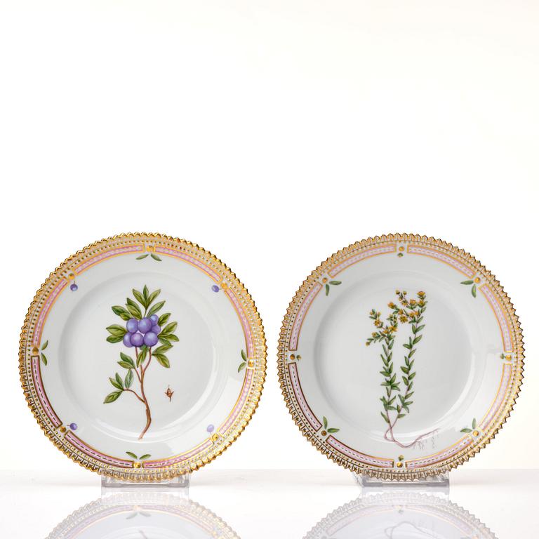 Assietter, 12 stycken, porslin. Royal Copenhagen, "Flora Danica", Danmark, 1900-tal.