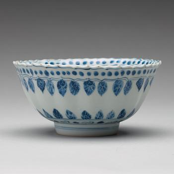 A blue and white bowl, 17th Century.