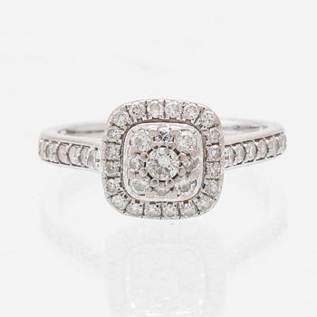 Ring in 18K white gold with round brilliant-cut diamonds.