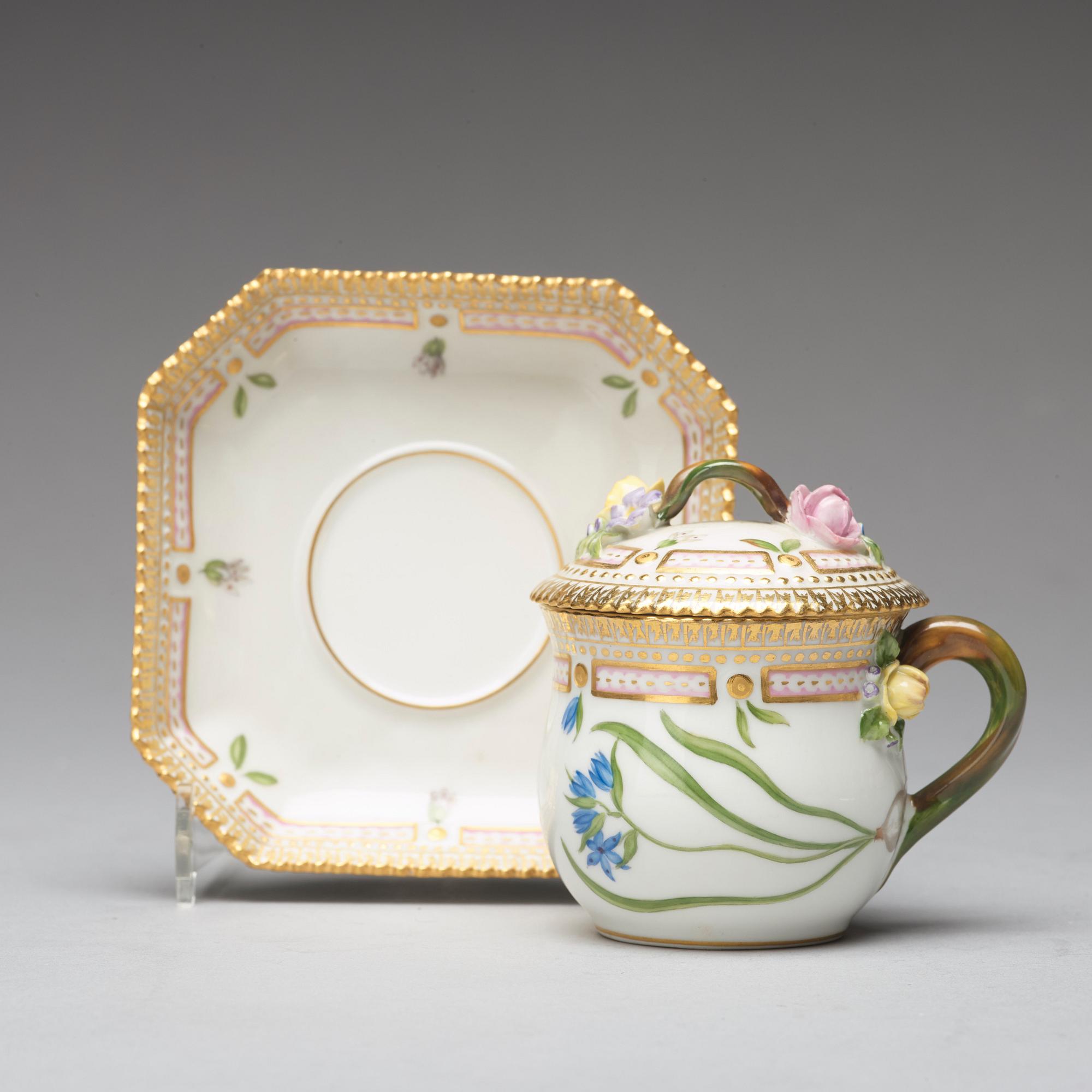 CREMEKOPPAR med LOCK och FAT, sex stycken, porslin. "Flora Danica", Royal Copenhagen, Danmark, 1900-tal.