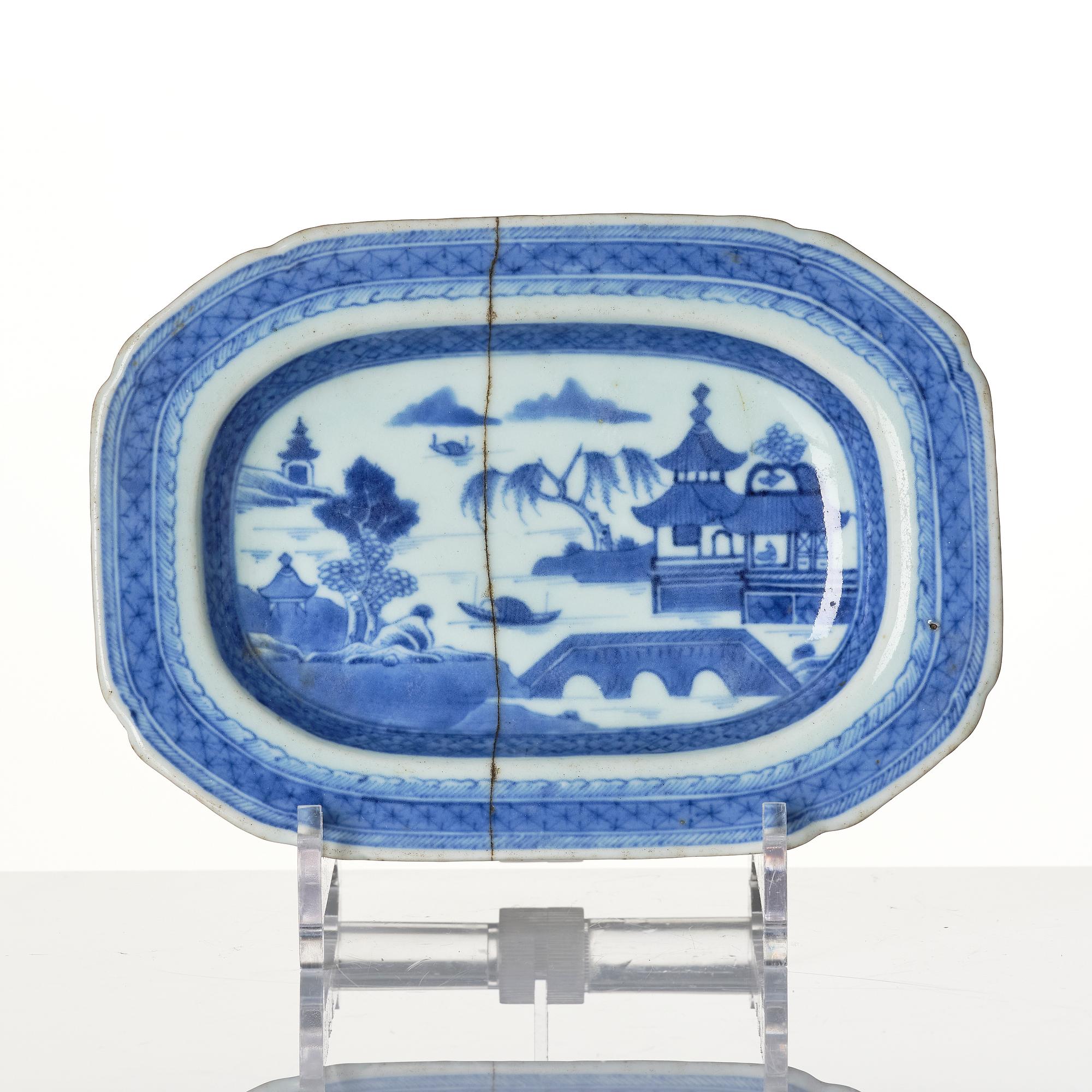 A Chinese blue and white porcelain service, 16 pieces, Qing dynasty, Qianlong (1736-95).