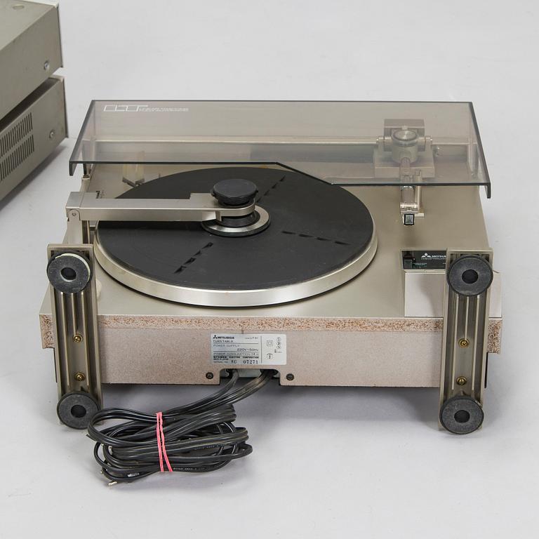 Vinylspelare, modell LT-5V, samt förstärkare och tuner, Mitsubishi, 1980-tal.