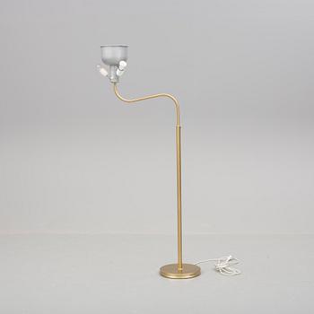 GOLVLAMPA "Stora kamelen", modell 2368, Josef Frank, Svenskt Tenn.