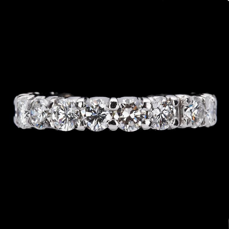 RING, sk eternityring, briljantslipade diamanter, tot. 3.61 ct.