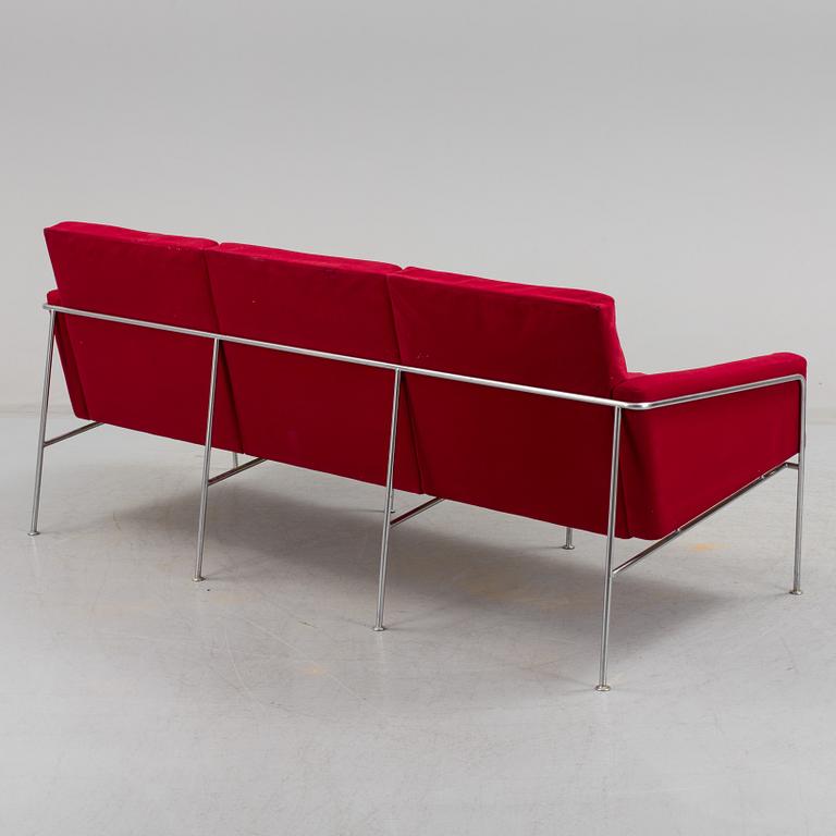 ARNE JACOBSEN, Soffa för Fritz Hansen, Köpenhamn, 1970-tal. Modellnummer 3304.