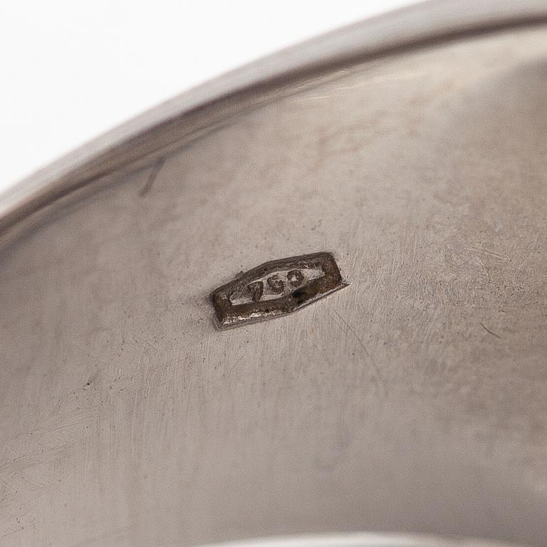 An 18K white gold ring with diamonds ca. 1.00 ct in total.