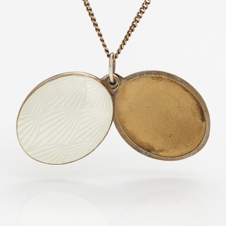 A gilded sterling silver necklace with a enameled locket. Tillander, Helsinki 1970's.