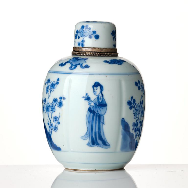 Tedosa med lock, porslin. Qingdynastin, Kangxi (1662-1722).