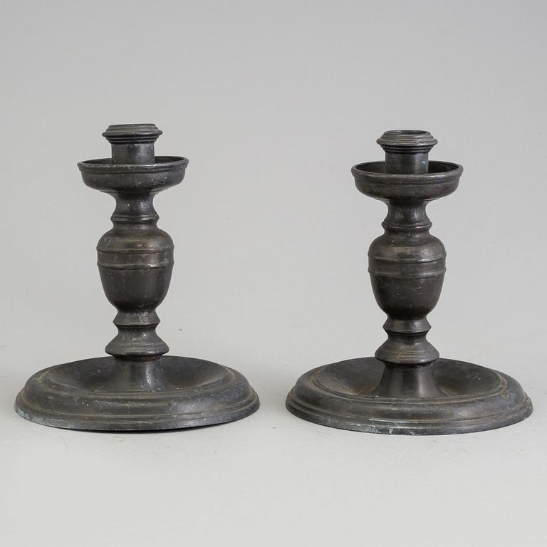 A PAIR OF BARQUE PEWTER CANDLESTICKS, 17th/18th century.