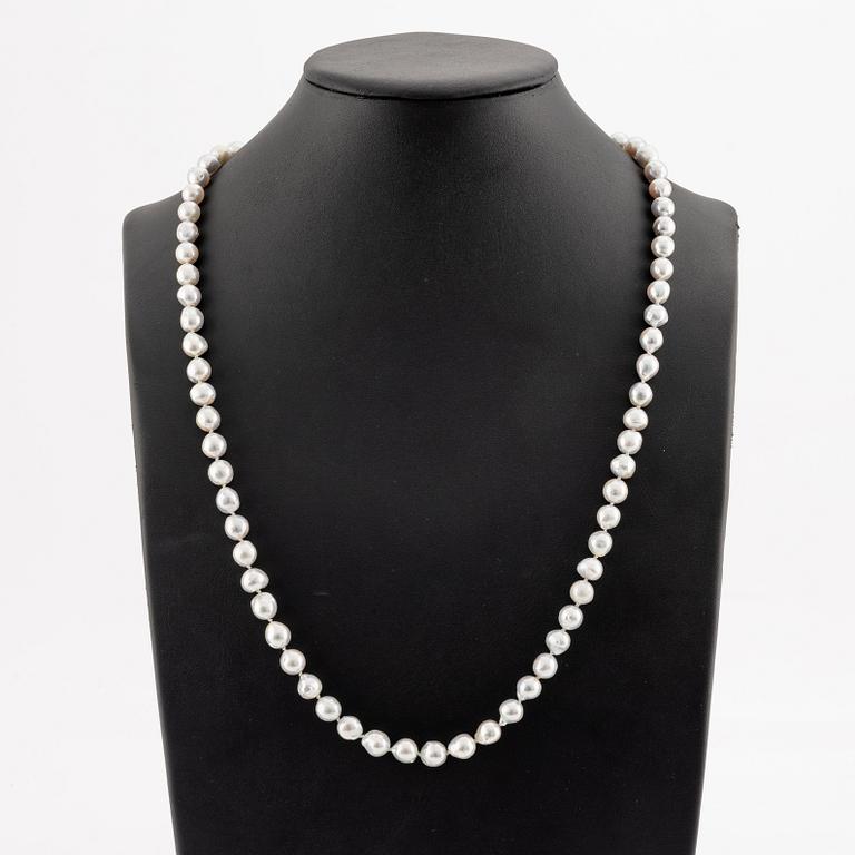 Cultured pearls necklace with silver clasp.