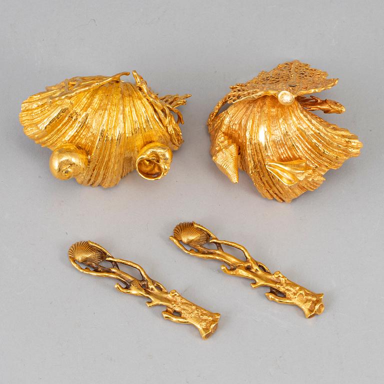 A pair of 22ct gold salt-cellars and spoons, unmarked.