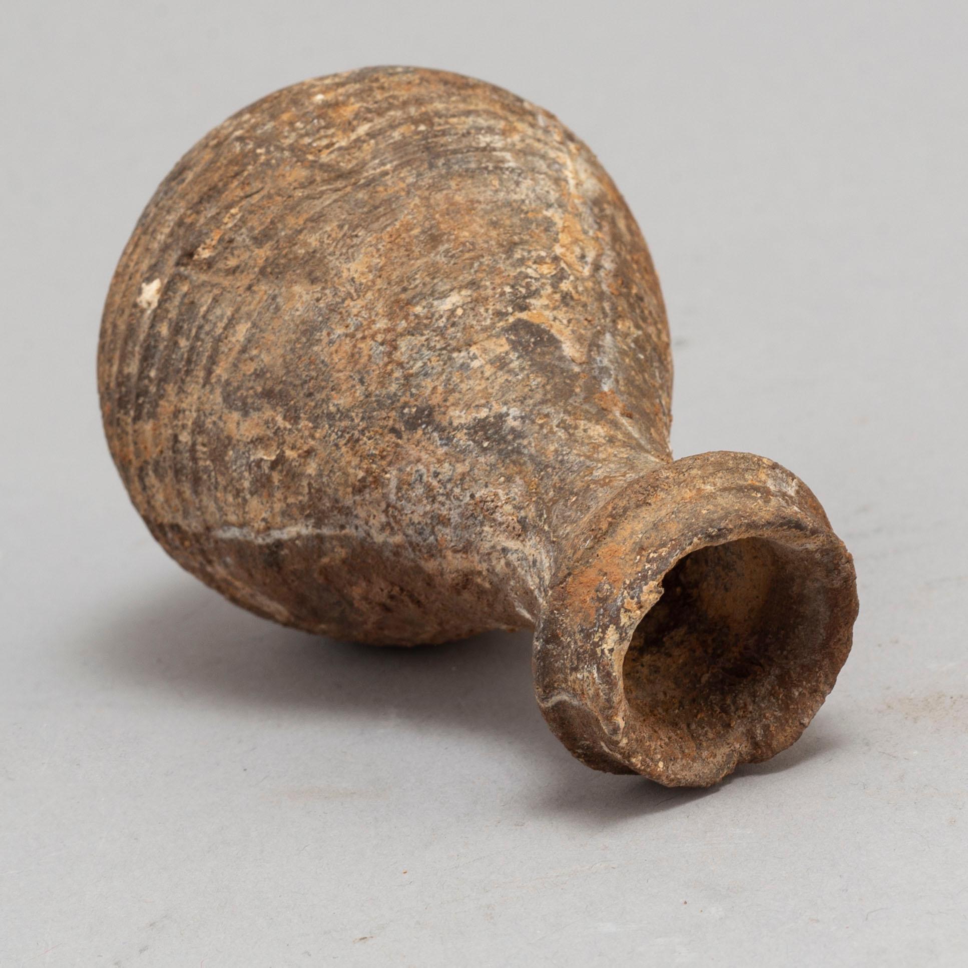 BÄGARE samt FLASKA, keramik. Varav bägaren Handynastin (206 f.Kr - 220 e.Kr).