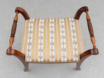 TABURETT, 1900-talets första hälft.