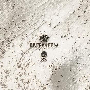 Tarjoilumalja, hopea, lasisisus, tuontileima 1899-1907, Br. Grachevin leima hovihankkijan merkillä.