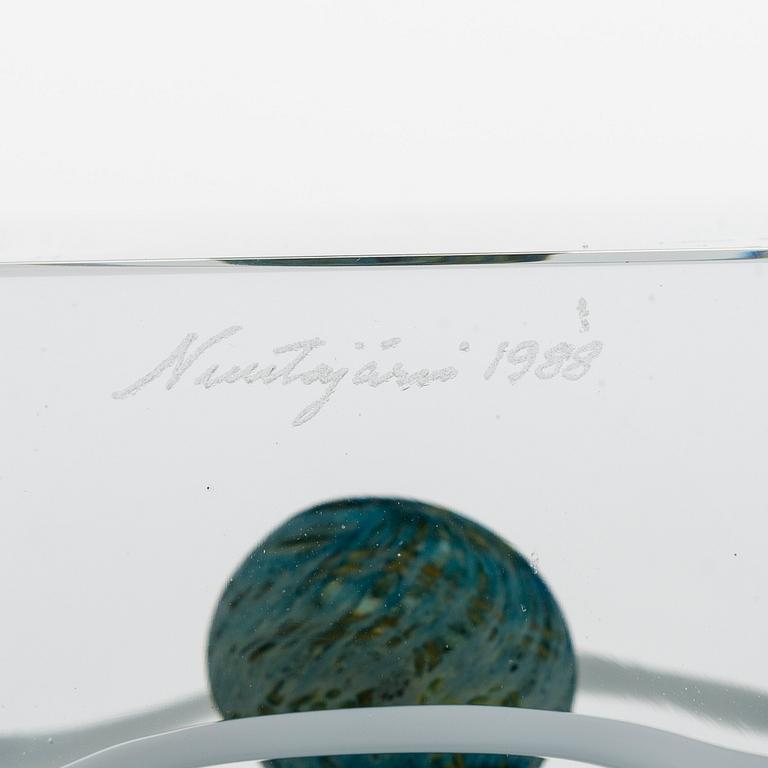 Oiva Toikka, an annual cube, signed Oiva Toikka Nuutajärvi 1988 and numbered 354/2000.