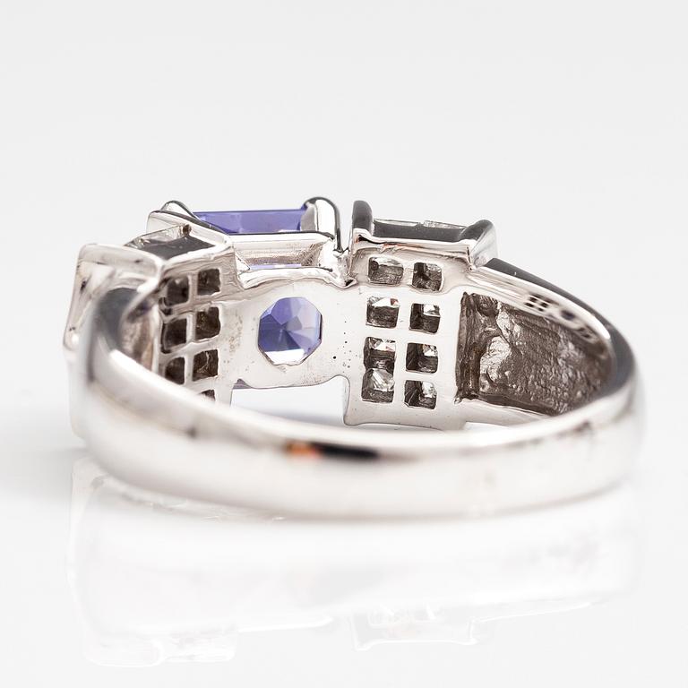 RING, 14K vitguld, tanzanit ca 2.76 ct, princesslipade diamanter ca 1.46 ct tot.