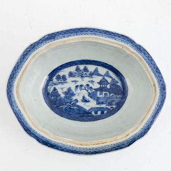 A pair of blue and white covered porcelain dishes, China, Qing dynasty, around 1800.