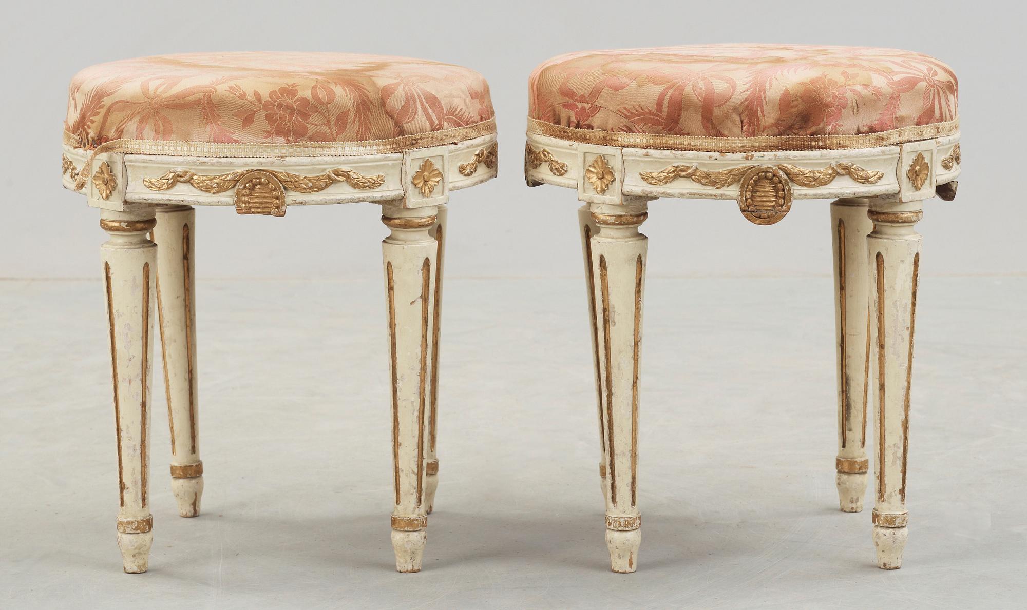 TABURETTER, ett par, gustaviansk stil, 1900-talets första hälft.