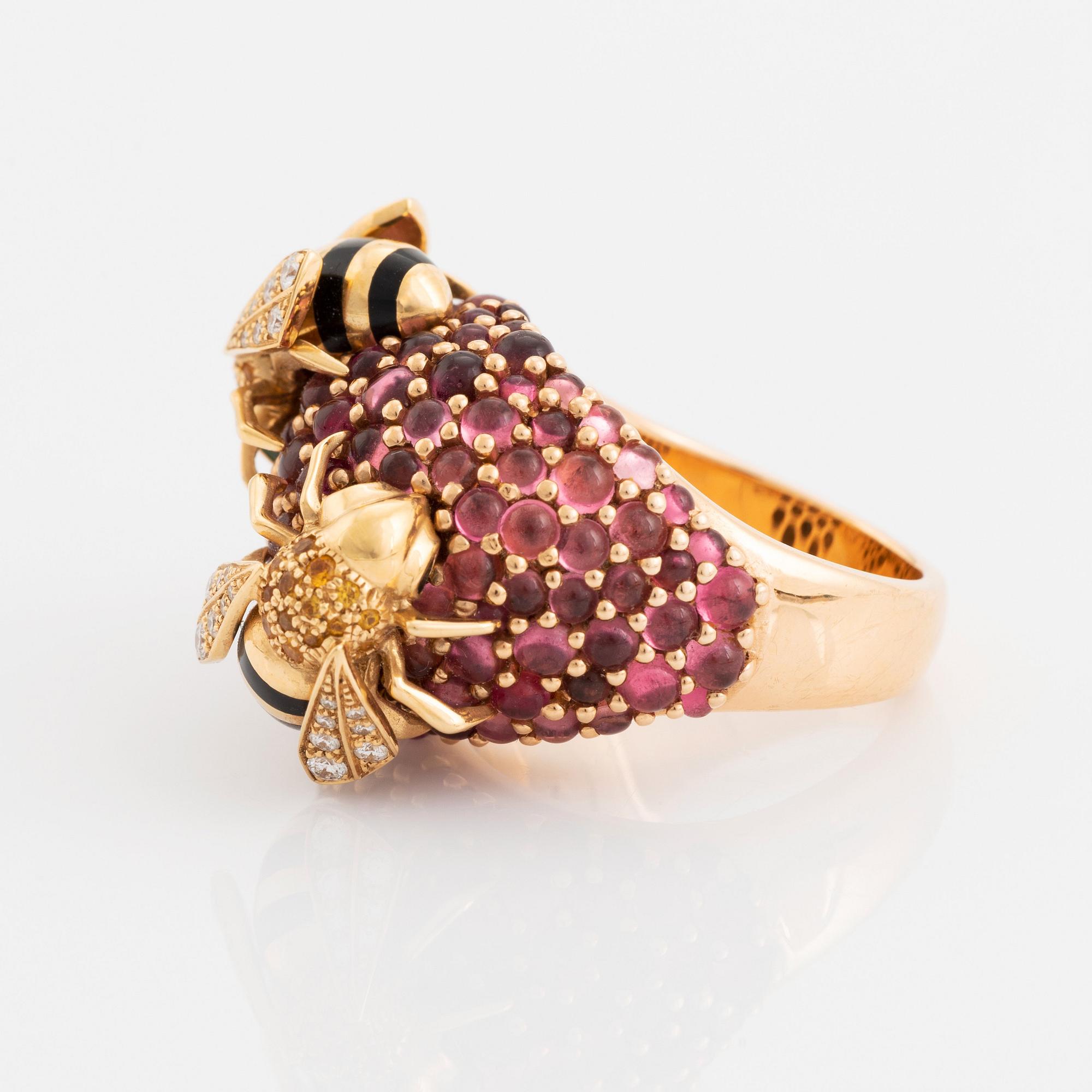 Cartier ring 18K guld och emalj med runda briljantslipade diamanter, safirer och smaragder.